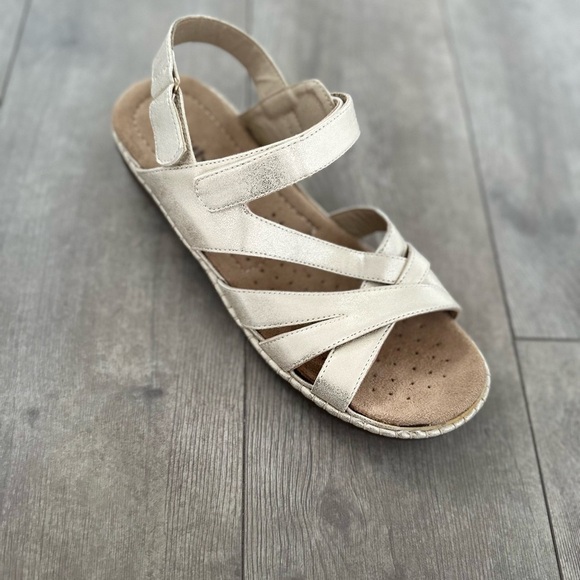 Judith REID Metallic Gold Strappy Sandals Comfort Metallic Golden sz 9 Hook Loop - Picture 15 of 16